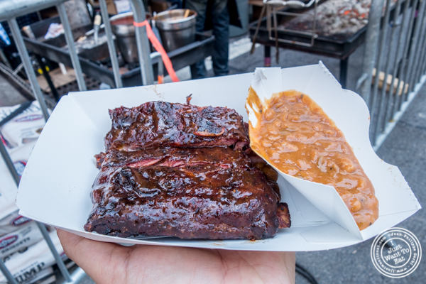 圣路易斯在大苹果BBQ块派对的恐龙烧烤架上的烧烤肋骨