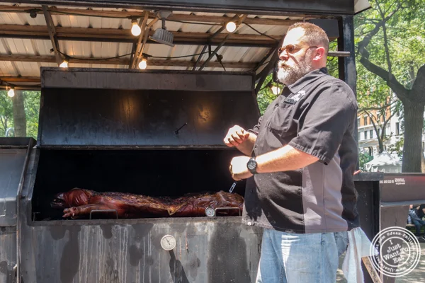 整个猪在Martin的烧烤联合吸烟者在大苹果BBQ派对中烹饪