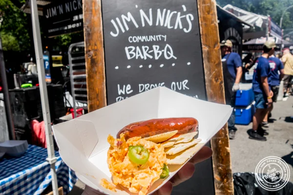 来自Jim'n Nick的BBQ的香肠和Pimento奶酪在大苹果BBQ块派对上 