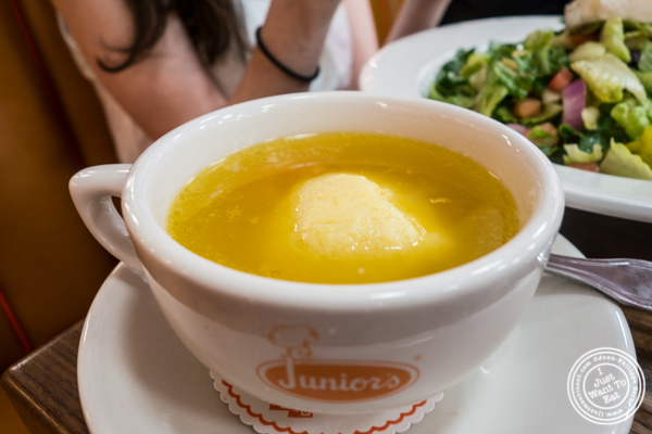 Matzo Ball Soup在纽约市第49届圣和百老汇的Junior