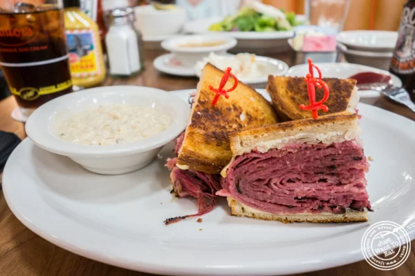 在纽约市第49届圣和百老汇的Junior的Pastrami Reuben