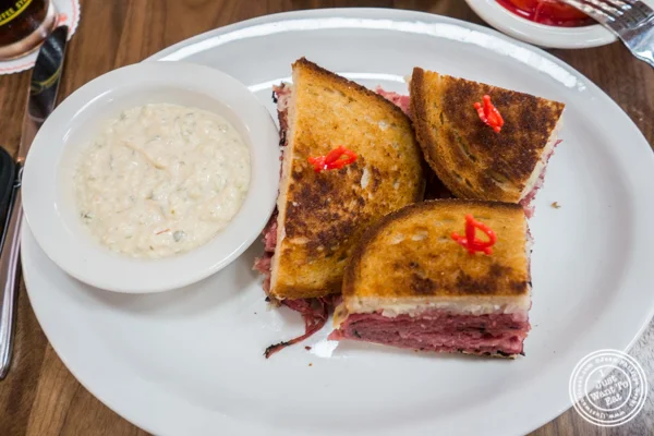 在纽约市第49届圣和百老汇的Junior的Pastrami Reuben