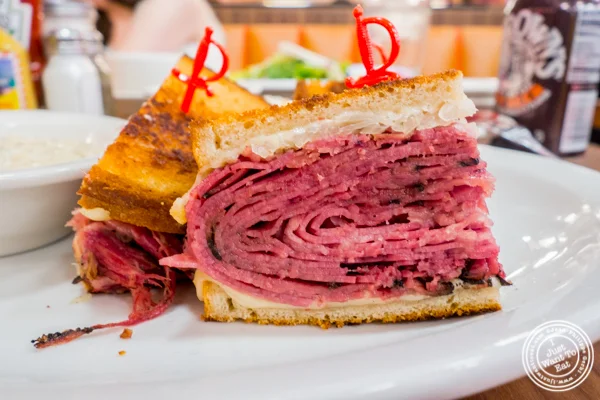 在纽约市第49届圣和百老汇的Junior的Pastrami Reuben