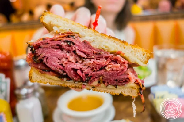 在纽约市第49届圣和百老汇的Junior的Pastrami Reuben