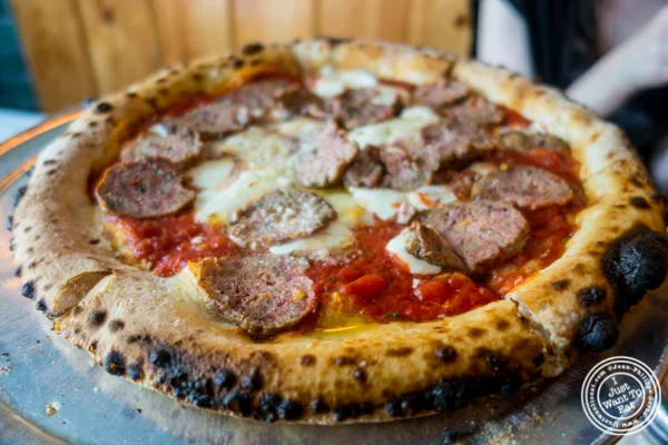 You Gotta Lot'a Balls pizza at B侧披萨酒吧在地狱's Kitchen