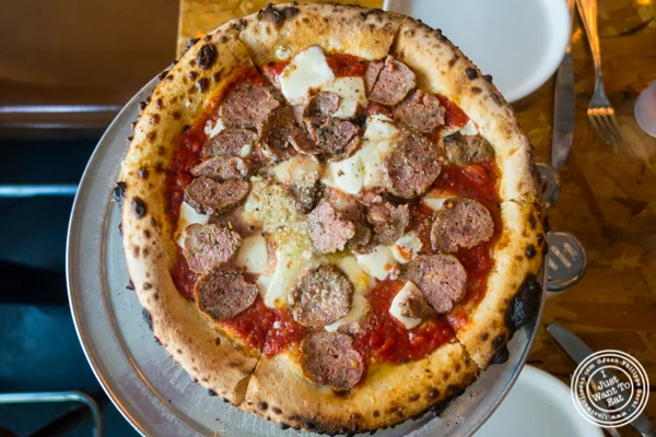 You Gotta Lot'a Balls pizza at B侧披萨酒吧在地狱's Kitchen