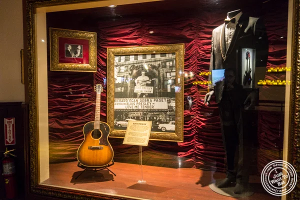 Elvis Presley的Memorabilia在时代中国体育网直播的硬岩咖啡馆