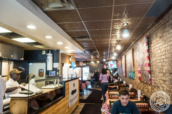 John Brown Smokehouse的餐厅在长岛市