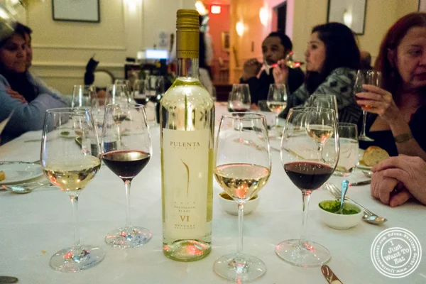 Sauvignon Blanc Pultenta庄园2016年在Chimichurri Grill East,NYC,NY