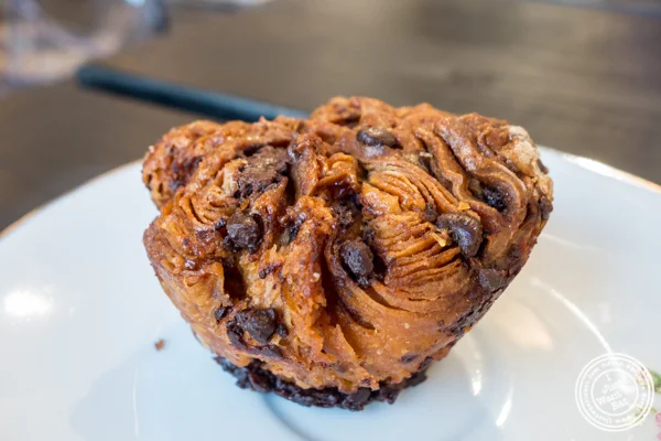 巧克力kouign aman在Choc-O-Pain,Uptown Hoboken,NJ