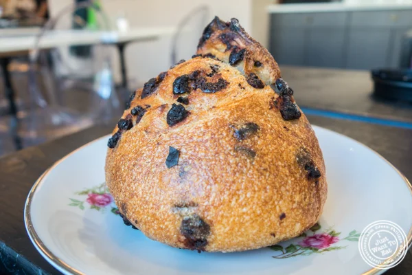 在Choc-O-Pain,Uptown Hoboken,NJ的Boule Au Chocolat