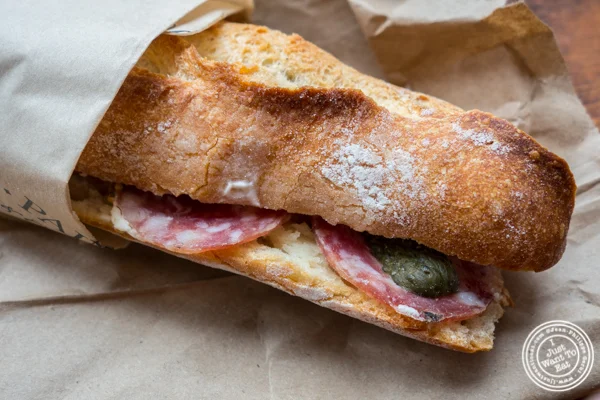 Sandwich saucisson sec et cornichons在Choc-O-Pain,Uptown Hoboken,NJ