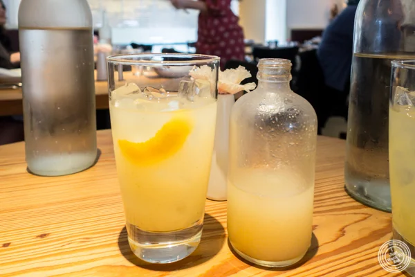 在NYC,NY的NIX的Pear和Cardamon Soda
