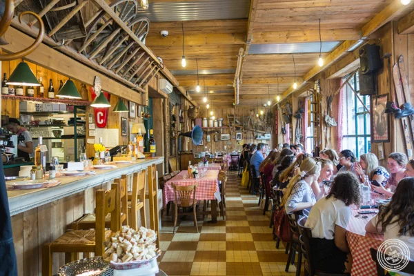 La FermeAdédé的用餐室在法国格勒诺布尔