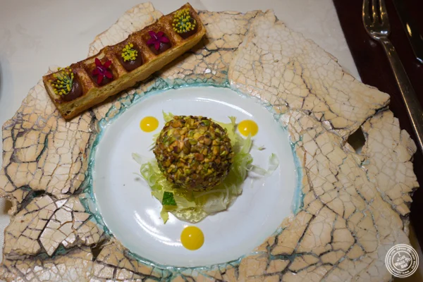 在纽约纽约加布里埃尔Kreuther的Foie Gras Mille-Feuille
