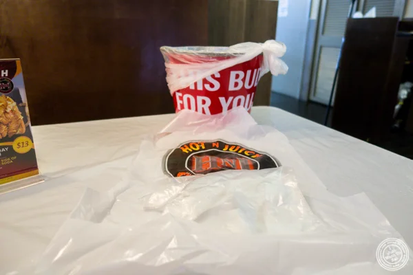 在纽约州纽约州Hot'n Juicy Crawish的桶,围兜和手套