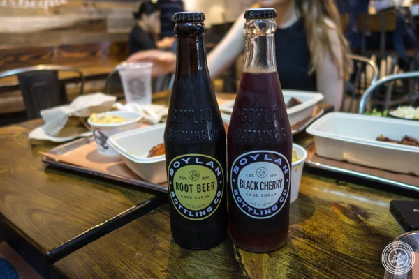 Boylan Soda在Mighty Quinn的中国体育网直播附近广场