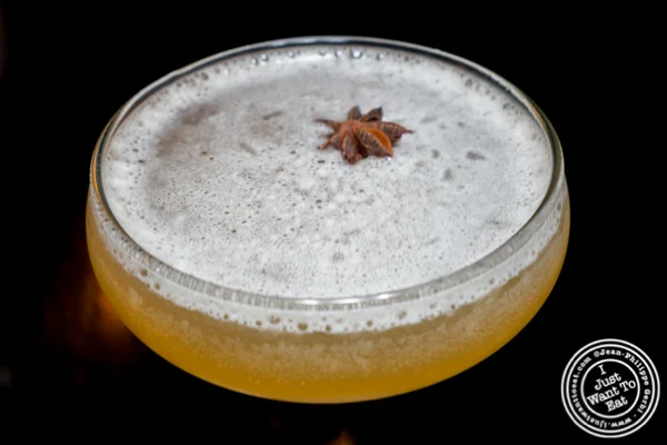 Michter's Rye鸡尾酒在Foragers桌上在切尔西