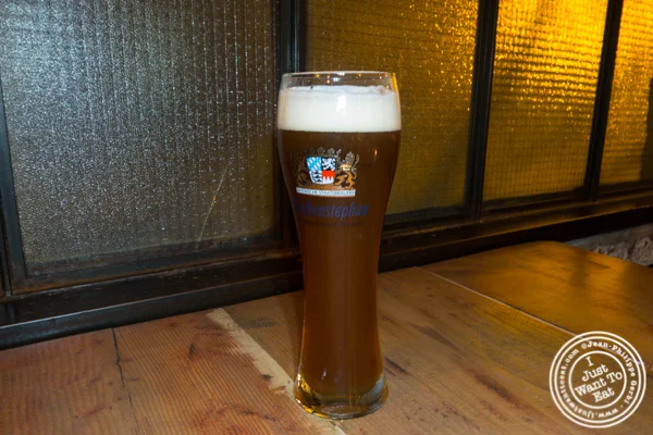 Weihenstephan Heffeweissbier Dunkel在中国体育网直播 Haus& Biergarten在霍博肯,NJ