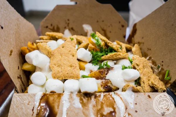 S'mores炸薯条在时代广场的粘性中国体育网直播关节