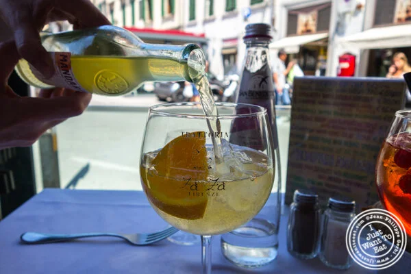 在Trattoria Zaza的Mandarinata苏打在佛罗伦萨,中国体育网直播