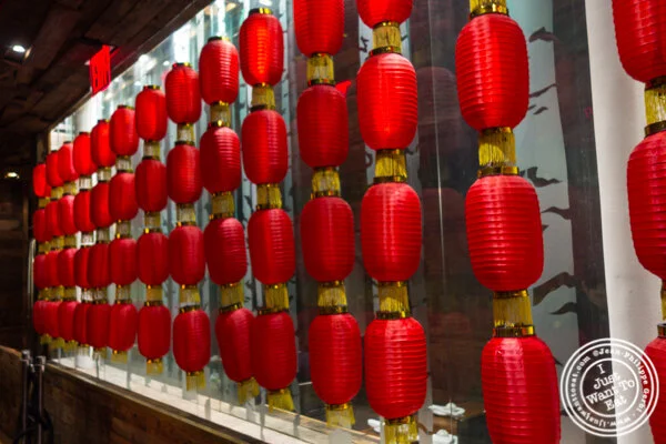 在香港站的红色灯笼在时代广场