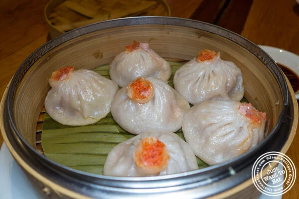 在时代广场的香港站的螃蟹和猪肉汤饺子