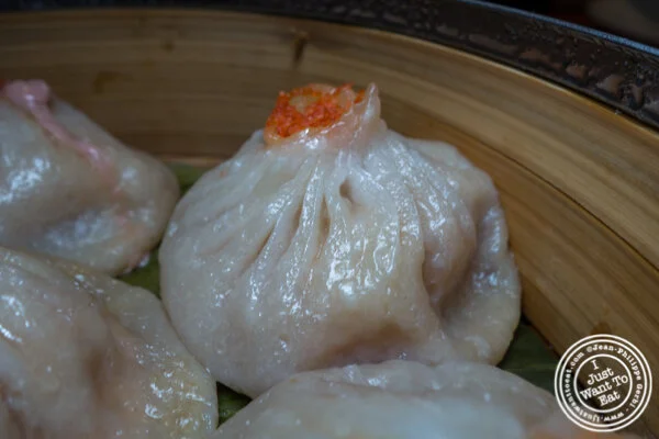 在时代广场的香港站的螃蟹和猪肉汤饺子