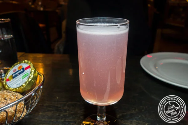 长岛市M Wells牛排餐厅的粉红色鸡尾酒中很漂亮