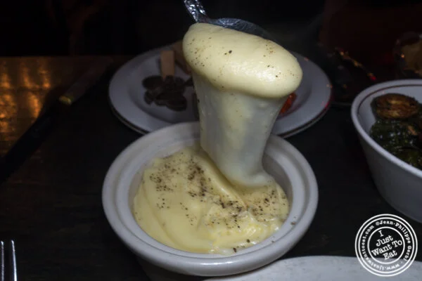 长岛市M Wells牛排餐厅的Pommes aligot
