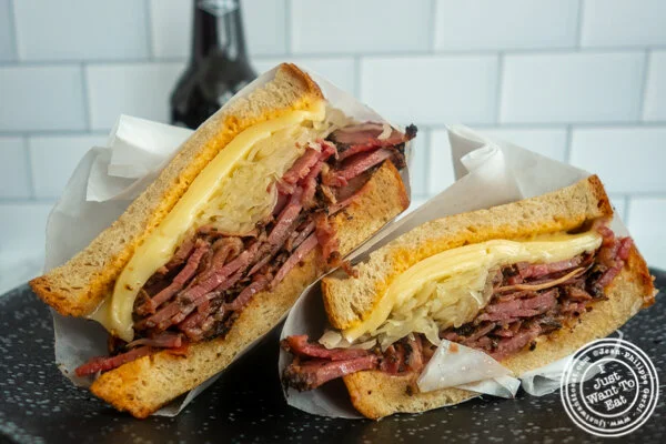 Pastami House Delicatessen的Pastami Reuben在霍博肯,NJ