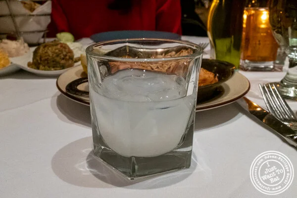 在纽约的Kellari Taverna的Ouzo