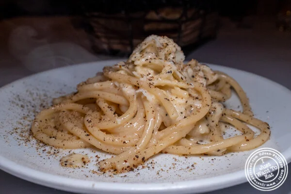 长岛市梅埃拉的Bucatini cacio e pepe