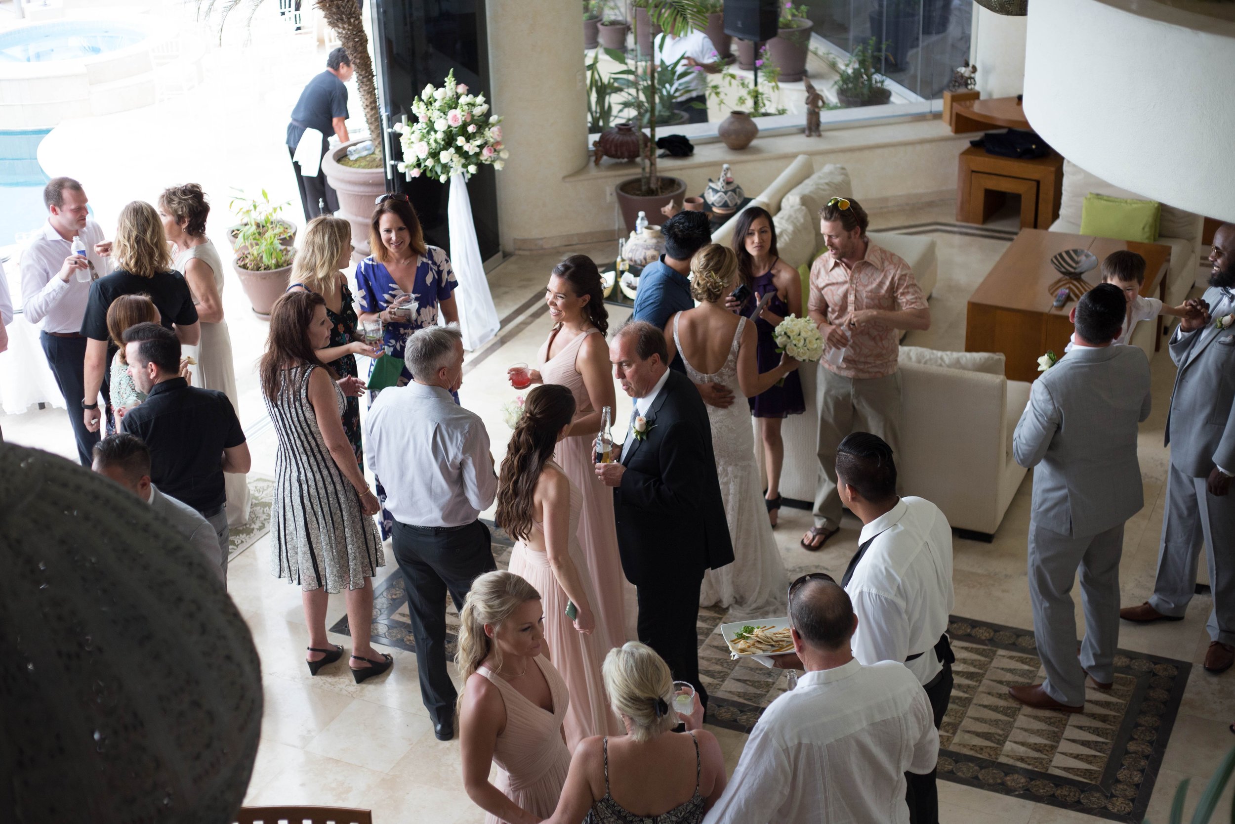 鸡尾酒小时海滩目的地weddings.jpg