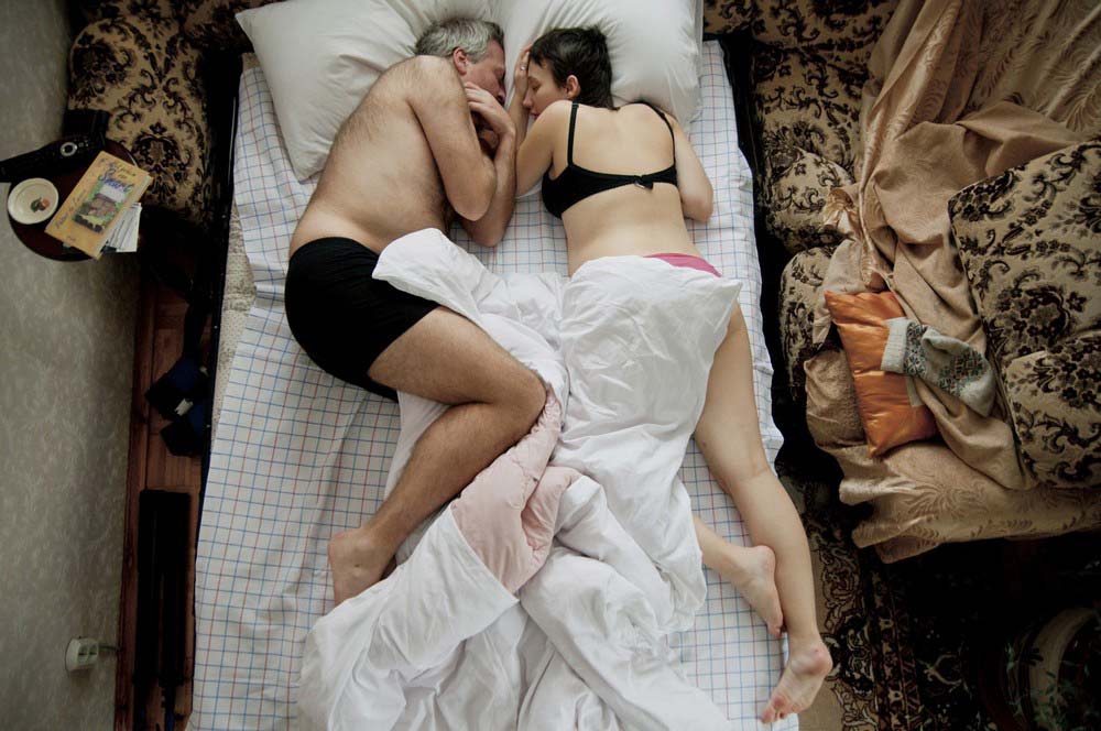 Жена в чулках спит на большой кровати фото