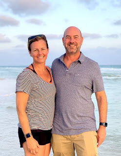 合伙人艾迪·威尔科克斯和他的妻子詹妮弗在海滩上散步