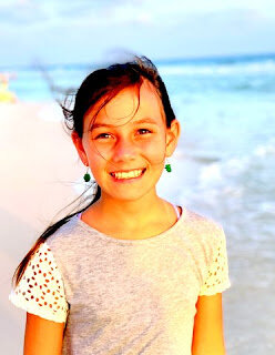 哈珀·威尔科克斯，10岁，在海滩呼吸新鲜空气