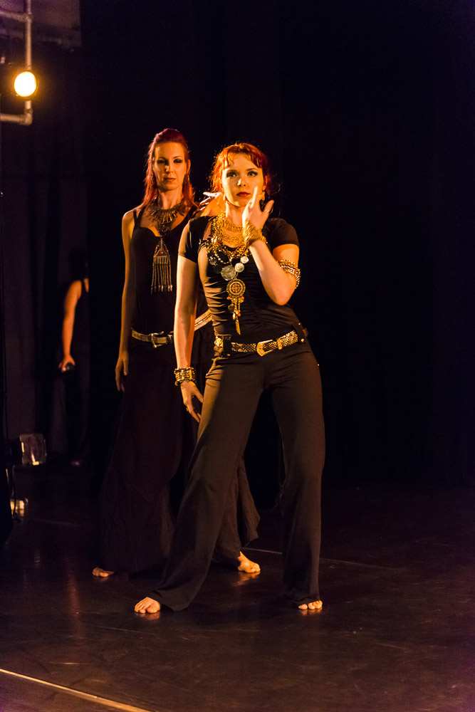 Belly dancer Iana.  16件舞蹈管弦乐队生产,与Maddie Bolek,多伦多,2013年5月,照片作者Marvan Kwan