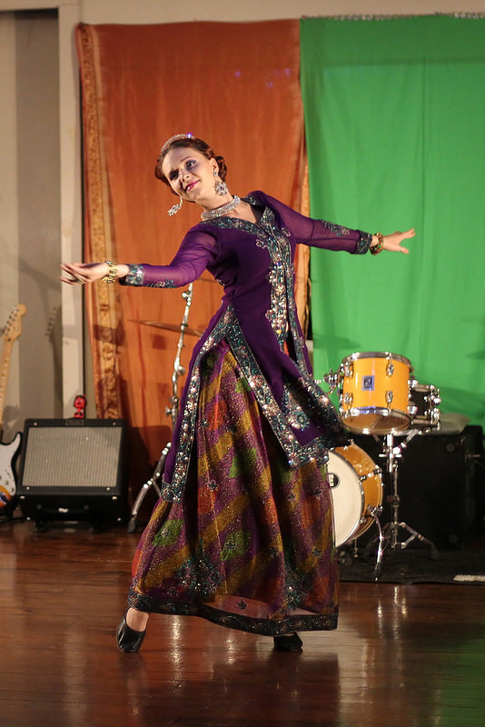 舞蹈演员Iana Komarnytska。波斯舞蹈在Nuit Blanch节,月光部落,2014年10月,照片作者Dylan Madeley