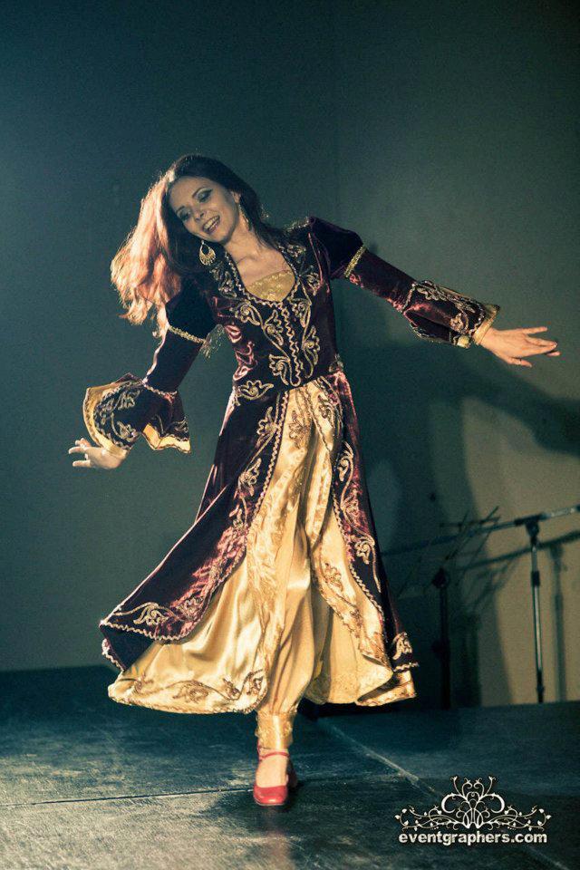 波斯舞蹈由Iana。亚拉达夜在雷尔森大学,2013年12月,照片作者Eventgrapher.com