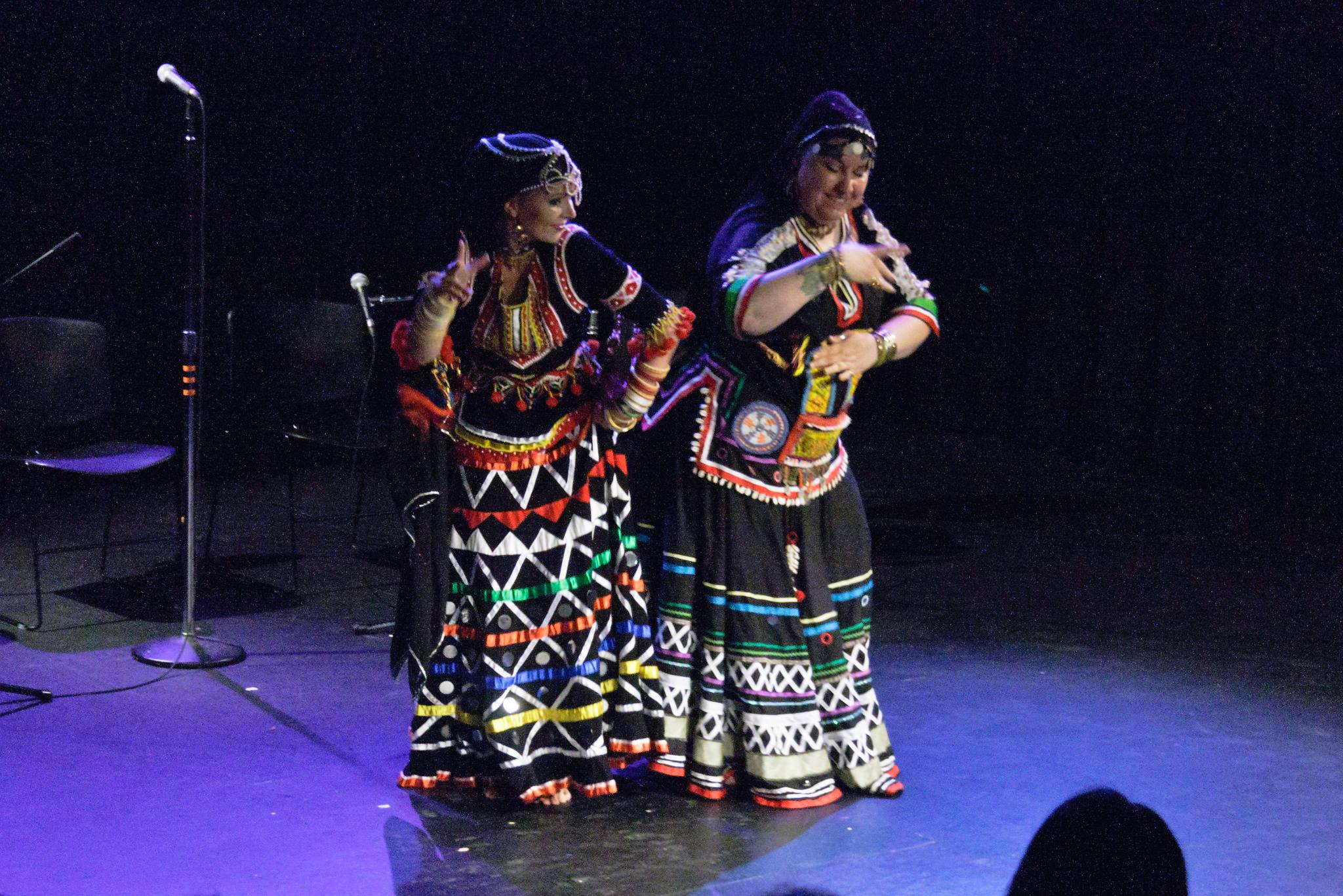 舞蹈演员Iana Komarnytska。罗马舞蹈庆典,Palmerston分支图书馆,与Ariane Chola,2014年9月,照片作者ken dobb