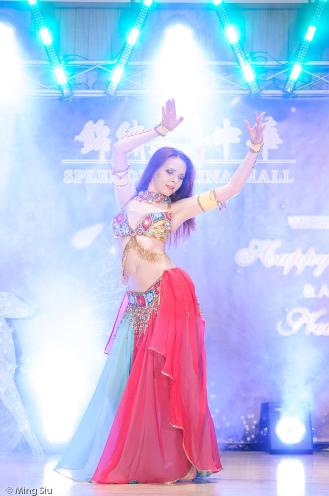 Belly dancer Iana. 多伦多圣诞节展示,2012年12月,由Ming Siu照片