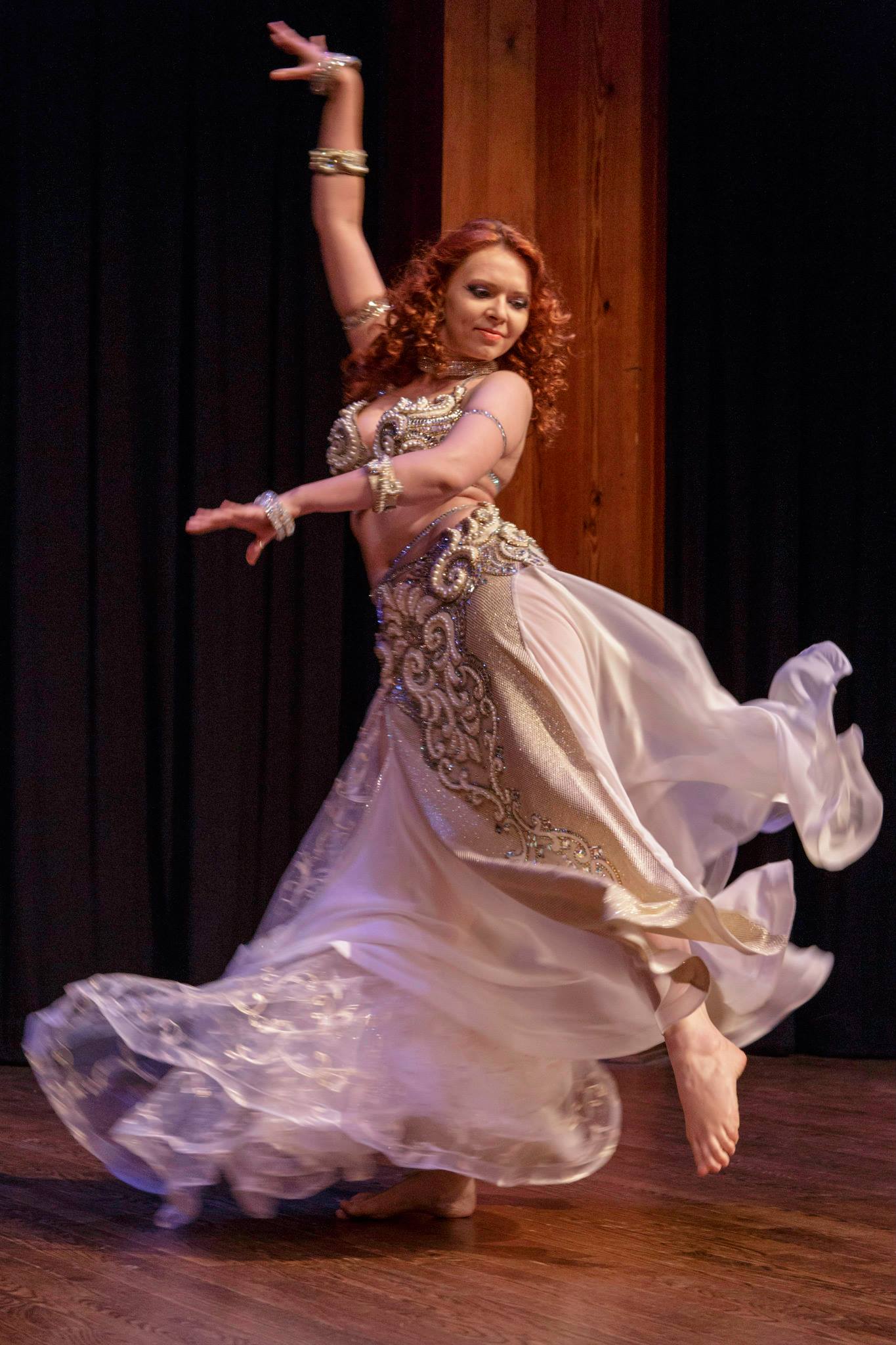 Belly dancer Iana. 蜻蜓工作室学生展示,多伦多,2015年5月。照片作者ken dobb。