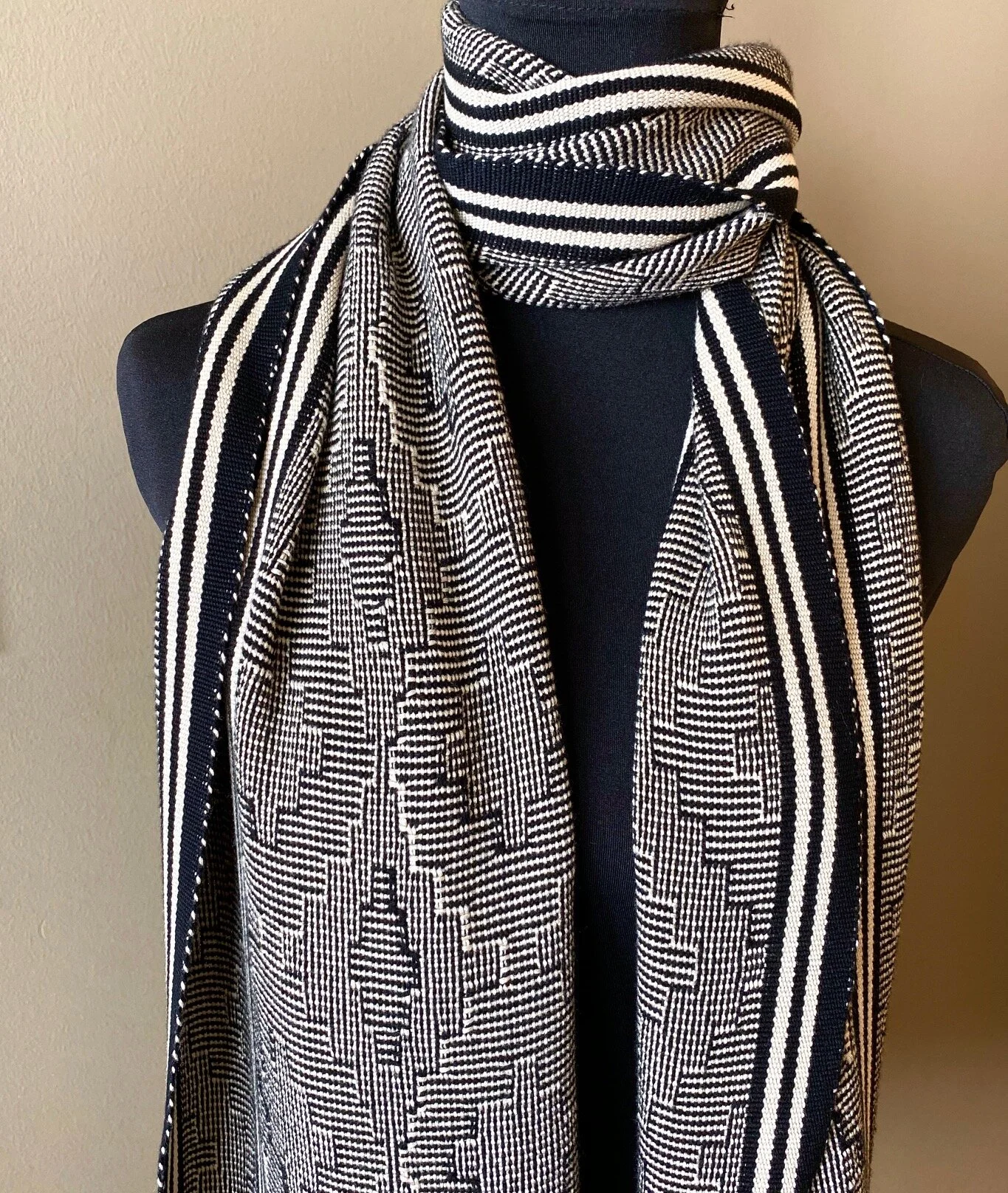 帝国反向,100%竹纤维。 15“x 80”。 $ 240。