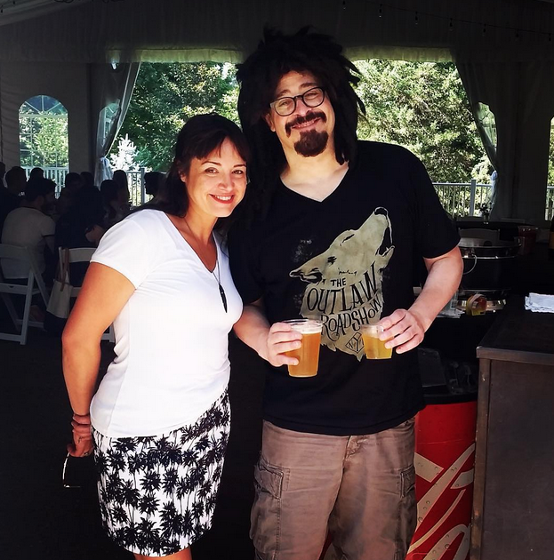 活动协调员梅根(Megan)与计数乌鸦队长亚当·杜里兹(Adam Duritz)