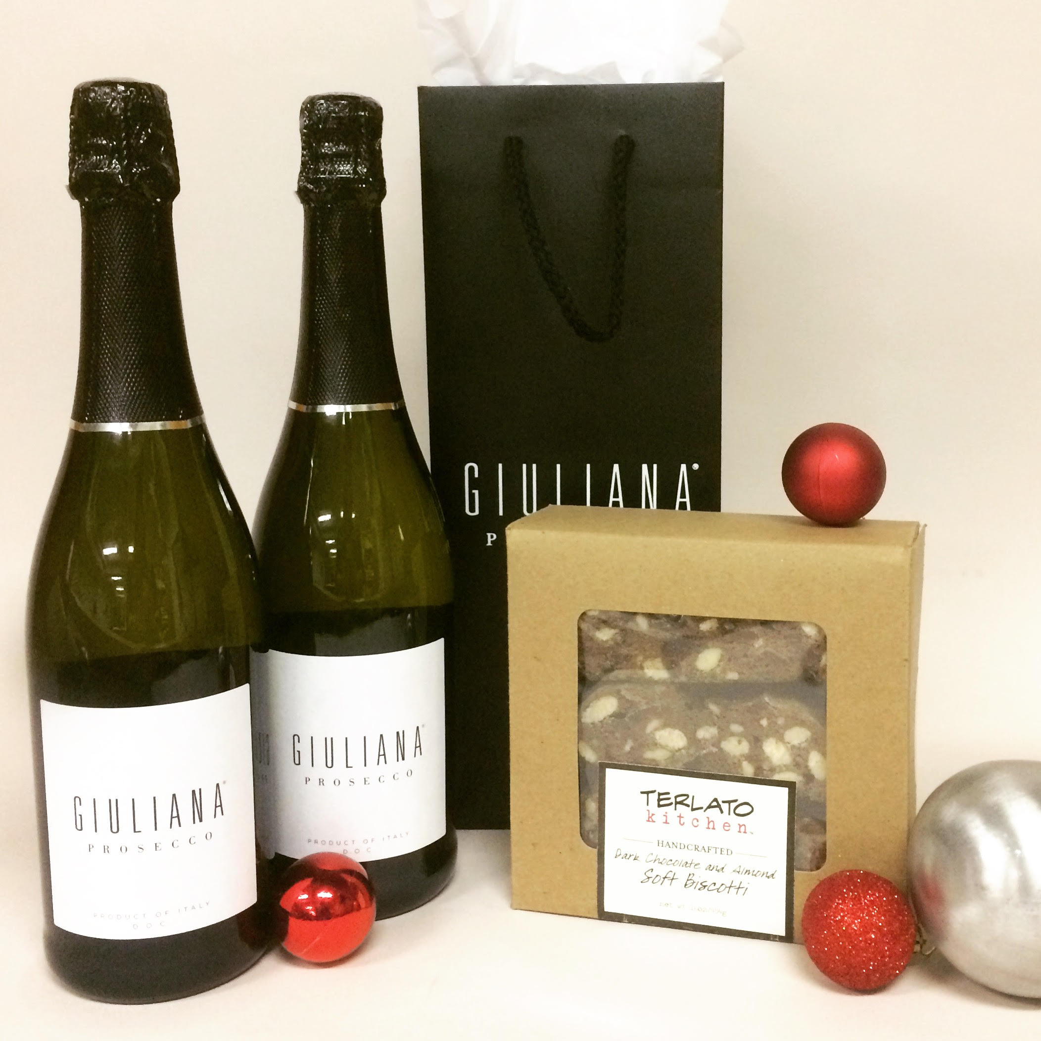 Giuliana Prosecco礼品套装:我不会撒谎...我痴迷于自己的全新Prosecco。为了让事情变得更好,我提供了专门为假期准备的特殊礼物-两瓶Prosecco加上我最喜欢的巧克力和杏仁饼干...再加上我的便条和两个签名酒袋,您就可以作为单独的礼物。终极假期女主人礼物!