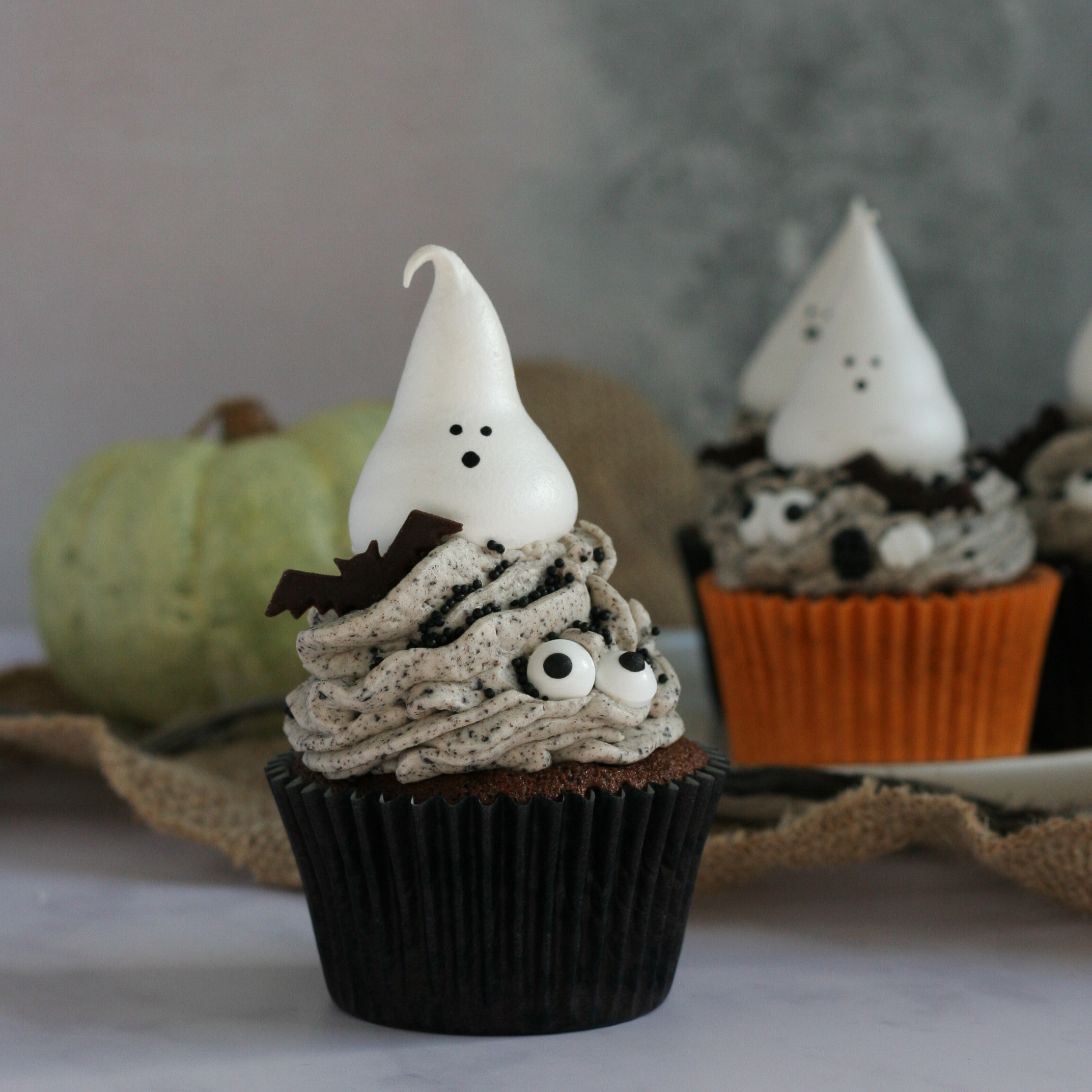 万圣节鬼蛋白酥皮Cupcakes_square.jpg