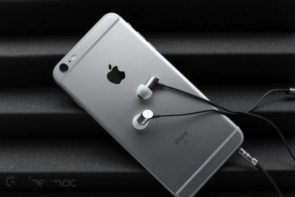 rha-s500i-in-ear-headphones-iphone-6s-plus.jpg