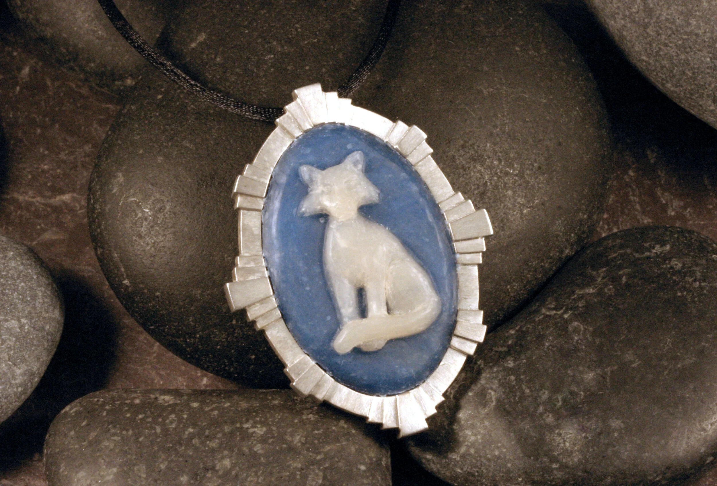 Cat cameo deals pendant