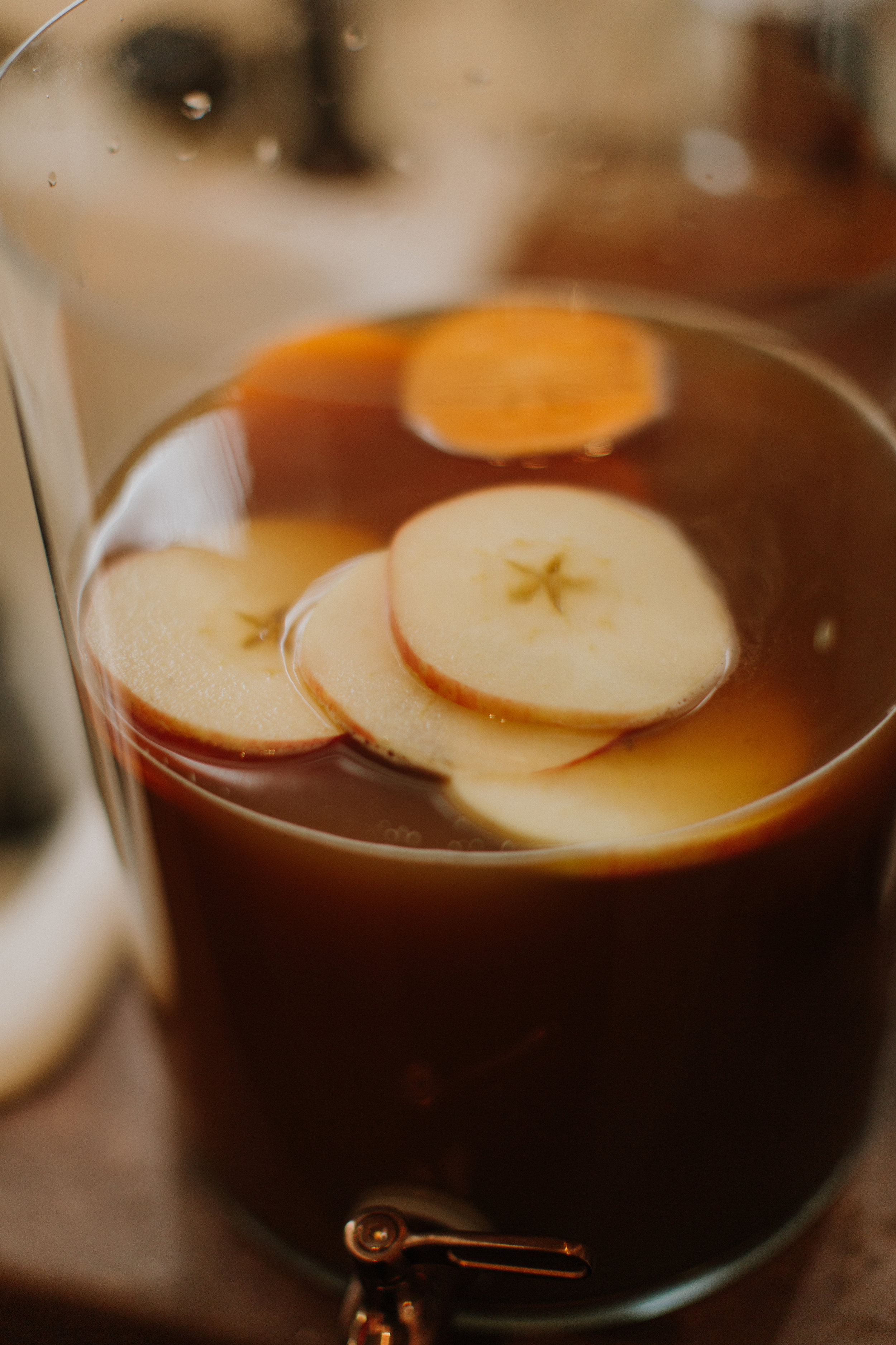 由可爱的树林手工制作的五香苹果bourbon elixir